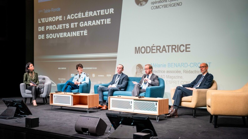 Dans l'amphith&eacute;atre, les &eacute;changes autour des trois tables rondes r&eacute;unissent divers acteurs de l'innovation.