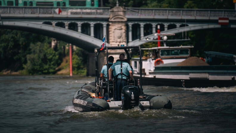 Patrouille de la brigade fluviale sur la Seine lors des Jeux Olympiques de Paris