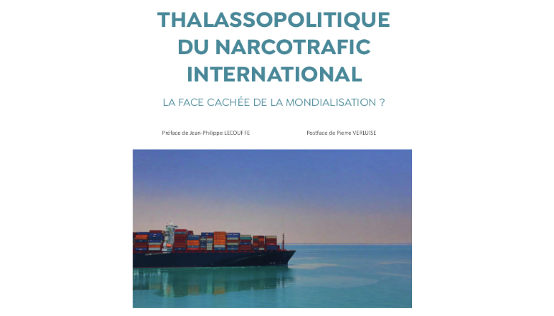 Couverture du livre intitul&eacute; &laquo;&nbsp;Thalassopolitique du narcotrafic international, la face cach&eacute;e de la mondialisation&nbsp;&raquo;, &eacute;crit par le colonel Florian Manet, sur lequl est appos&eacute;e la photo d'un navire transportant des conteneurs