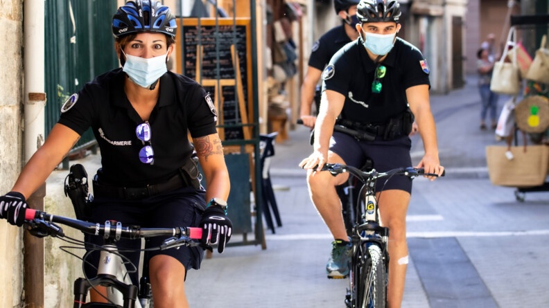 Elsa en tête d'une patrouille en VTT avec le PSIG, l'été dernier dans les ruelles de Castellane.