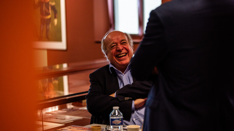 Patrick Deschamps rigole avec un visiteur