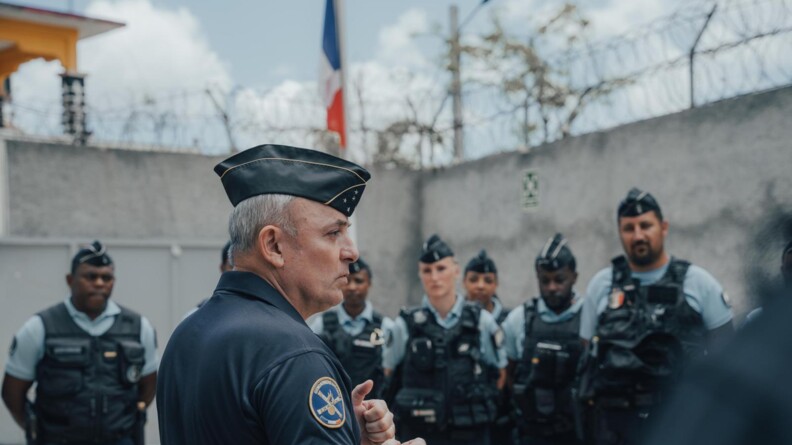 Le DGGN &eacute;change avec des gendarmes.