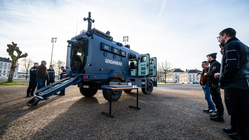 Agrandir l'image Présentation du véhicule blindé de la gendarmerie Centaure