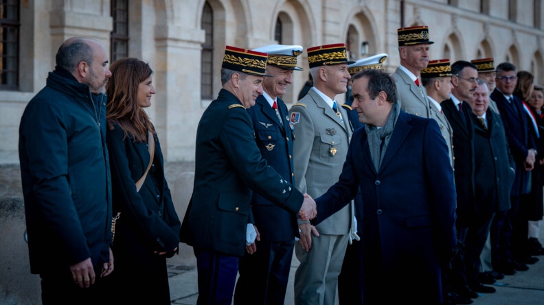 Photo de S&eacute;bastien Lecornu, ministre des Arm&eacute;es et des Anciens combattants, serrant la main &agrave; des militaires, lors d'une prise d'arme, dans la cour des Invalides, &agrave; Paris