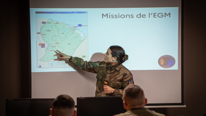 La capitaine Chomienne présentant la mission.