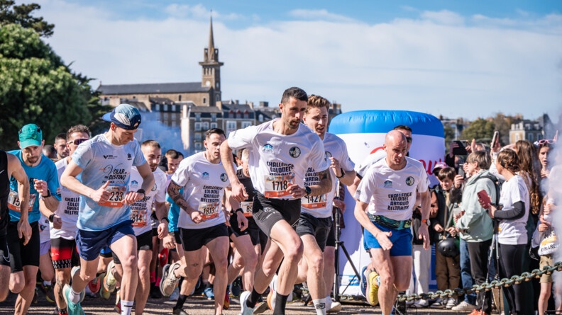 Photo d'un groupe de gendarmes au départ d'une course, tous vêtus du même tshirt blanc.
