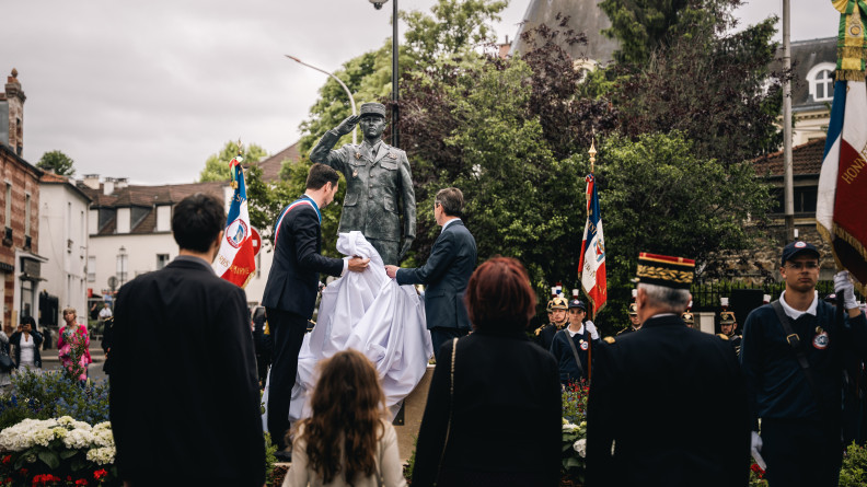 Le ministre de l'Int&eacute;rieur d&eacute;voilant la statue du colonel Arnaud Beltrame.