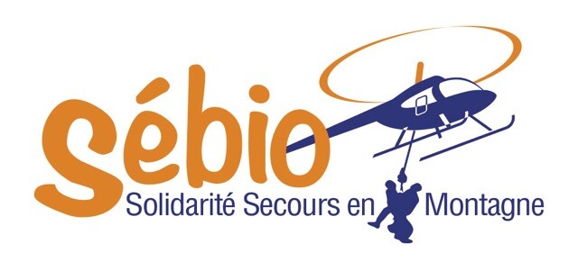 Logo de l'association "S&eacute;bio Solidarit&eacute; Secours en Montagne" compos&eacute; du texte "S&eacute;bio" en orange sur la gauche, d'un h&eacute;licopt&egrave;re de couleur bleue avec des pales de couleur orange, h&eacute;litreuillant deux personnes de couleur bleue sur la droite et du texte "Solidarit&eacute; Secours en Montagne" de la m&ecirc;me couleur. Les deux personnes h&eacute;litreuill&eacute;es s&eacute;parent les mots "solidarit&eacute; secours en" du mot "montagne".