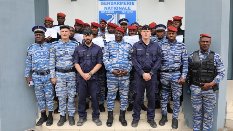 Agrandir l'image Le général ayemou, les instructeurs et les stagiaires lors de la clôture du stage.