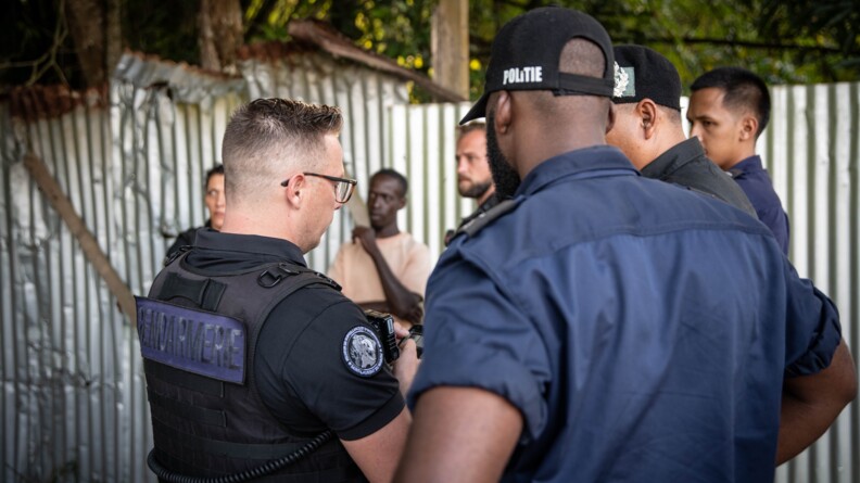 Contrôle de police route menée par la gendarmerie. Les policiers de la KPS observent le procédé.