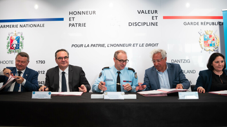 Signature de la convention "Bulles de répit" le 17 mai par le général de corps d'armée Bruno Arviset, Directeur des personnels militaires de la gendarmerie nationale (DPMGN) et les différents partenaires : la Fondation Saint-Pierre, la Caisse nationale militaire de sécurité sociale (CNMSS), la Caisse nationale du gendarme (CNG) et l’association Gendarmes de cœur.