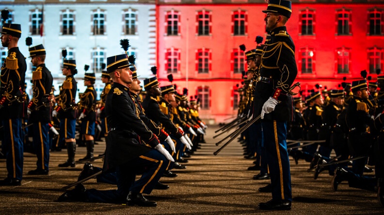 Élèves-officiers à genoux avant l'adoubement.