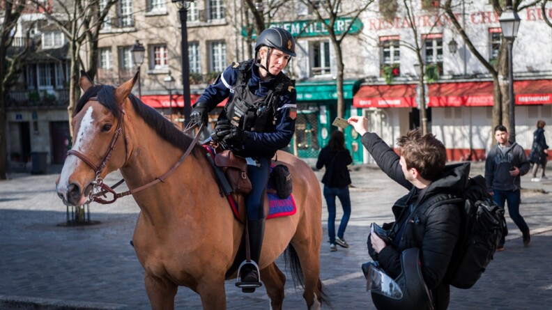 Cavaliers de la Garde Républicaine veillant au respect du confinement.