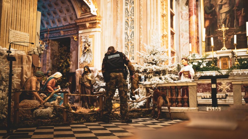 Chien spécialisé en explosifs avec son maître dans une église.