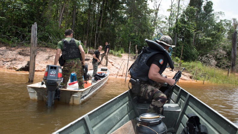 Les gendarmes de la brigade nautique de Matoury en prospection d'un site d'orpaillage illégal en Guyane au barage du petit saut - Photo d'illustration