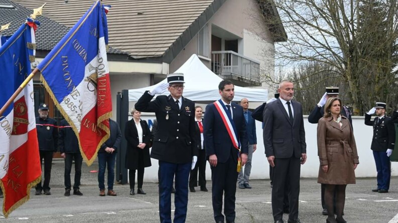 Autorités civiles et militaires au salut.