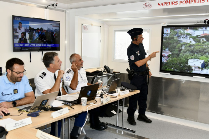De gauche à droite, assis : le colonel Emmanuel Bougon, commandant du Groupement de gendarmerie maritime Méditerranée, le colonel Grégory Goumain, commandant du Groupement de gendarmerie départementale (GGD) du Var, et le contrôleur général Jérôme Martin, Directeur interdépartemental de la police nationale (DIPN).