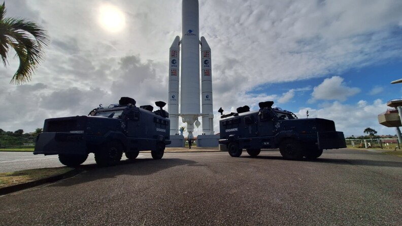 Deux véhicules Centaure devant le Centre spatial guyanais.