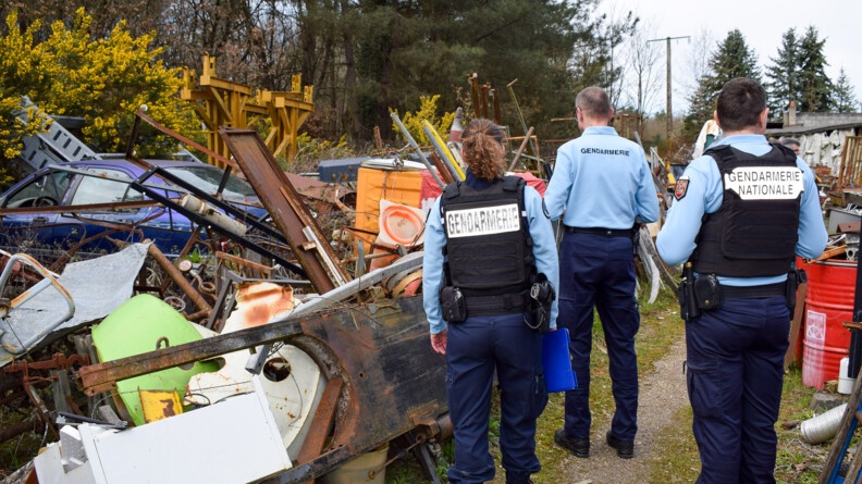 Trois gendarmes constatent une décharge sauvage