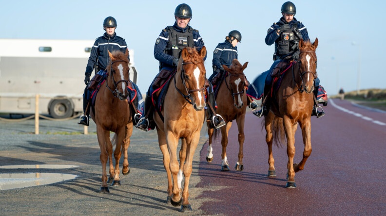Gardes républicains s'avançant sur leurs montures.