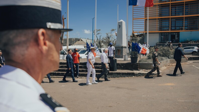 Gendarme en amorce et derri&egrave;re, le passage du Premier ministre.