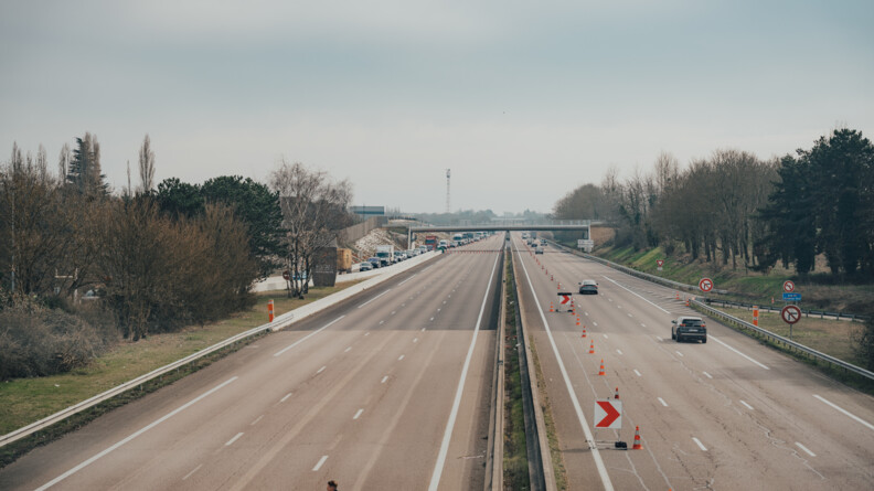Photo d'une partie de l'autoroute A13 coup&eacute; dans un sens.