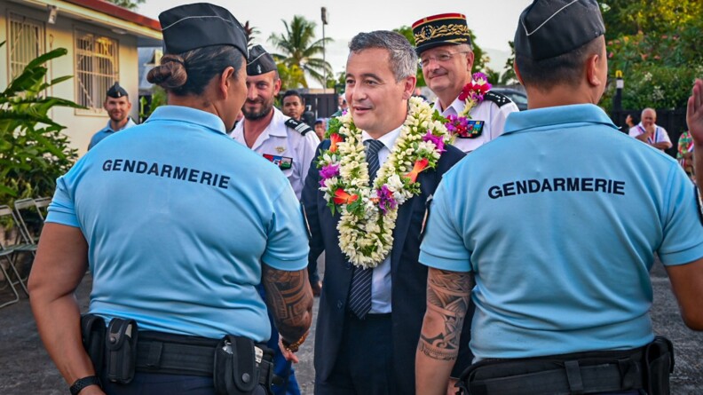 Gérald Darmanin saluant deux gendames polynésiens