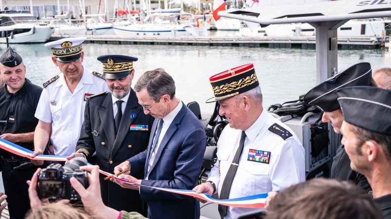 Agrandir l'image Le ministre de l'Intérieur et le DGGN inaugurant la nouvelle embarcation.