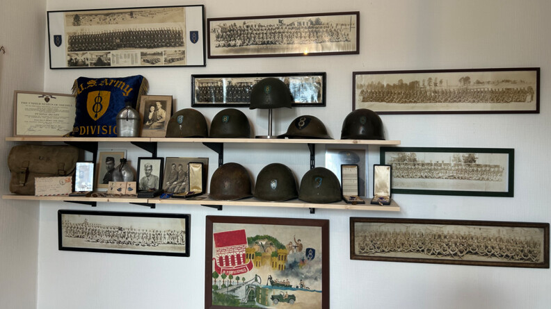 Agrandir l'image Une collection de casques et de photos de la 8e division d'infanterie américaine