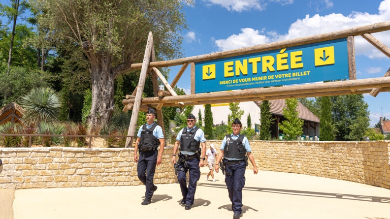 2 réservistes et un major commandant de la brigade de Saint-Aignan devant la nouvelle entrée du ZooParc de Beauval