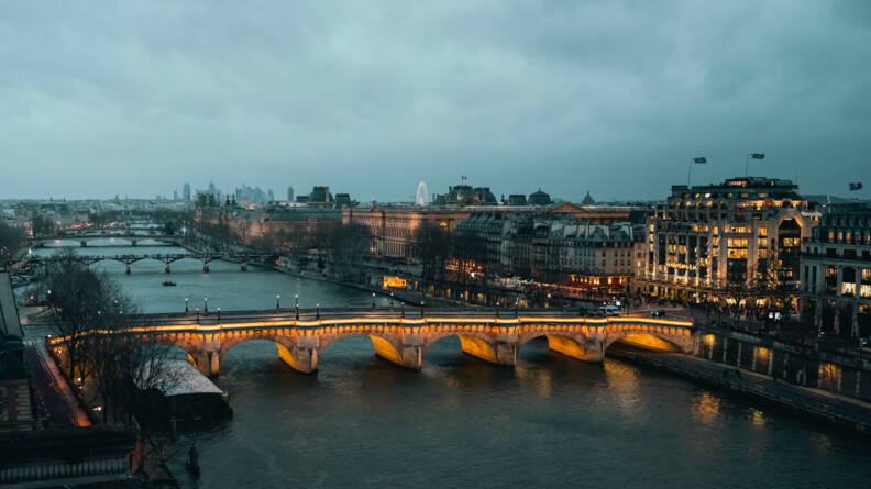 Vue de haut de Paris illumin&eacute;.