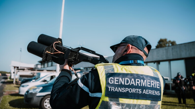 Un gendarme avec un pistolet permettant de faire "tomber" les drones.