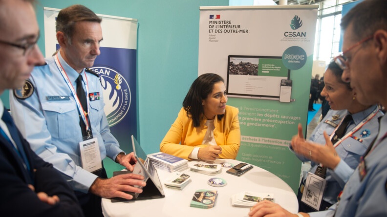 Sarah El Haïry, secrétaire d’Etat chargée de la Biodiversité, sur le stand du CESAN, entourée notamment du général Sylvain Noyau, commandant du CESAN, à sa droite, et de la capitaine Frédérique Engelvin, cheffe du Département prévention et partenariats du CESAN, en charge de l’accompagnement des élus.