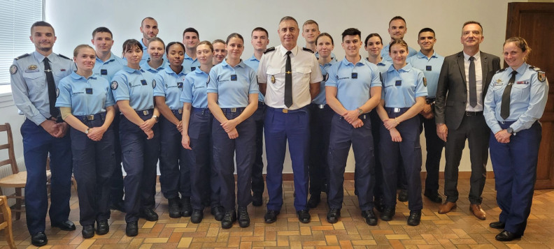 Les  élèves de la CPT d'Amiens, en tenue de gendarmerie, posent autour du général commandant la région de gendarmerie Hauts-de-France. A droite de l'image, la cheffe d'escadron commandant la CPT.