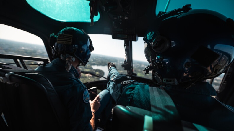 Pilote de la SAG Saint-Nazaire pointant du doigt un élément du terrain.