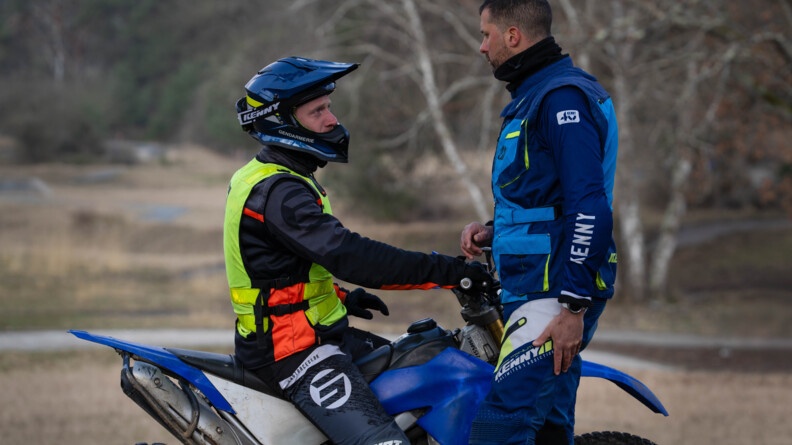 un motard et un instructeur échangent