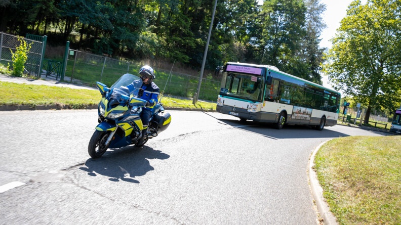Agrandir l'image Motocycliste de la gendarmerie devant un bus de Paris 2024.