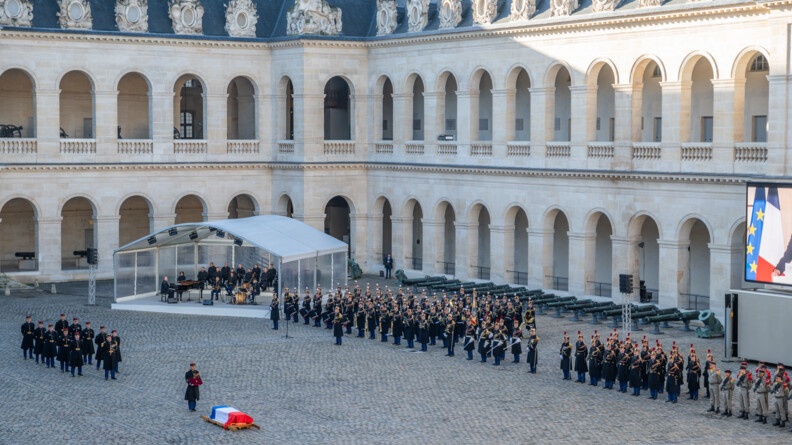 Le cercueil au centre de la cour des invalides