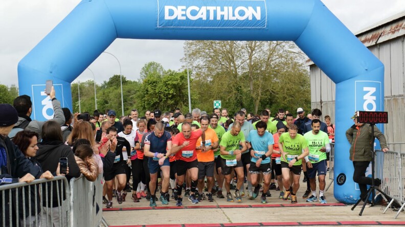 Agrandir l'image Départ de la course des adultes sous une arche decathlon; tous arborent un t-shirt "La Frileuse"
