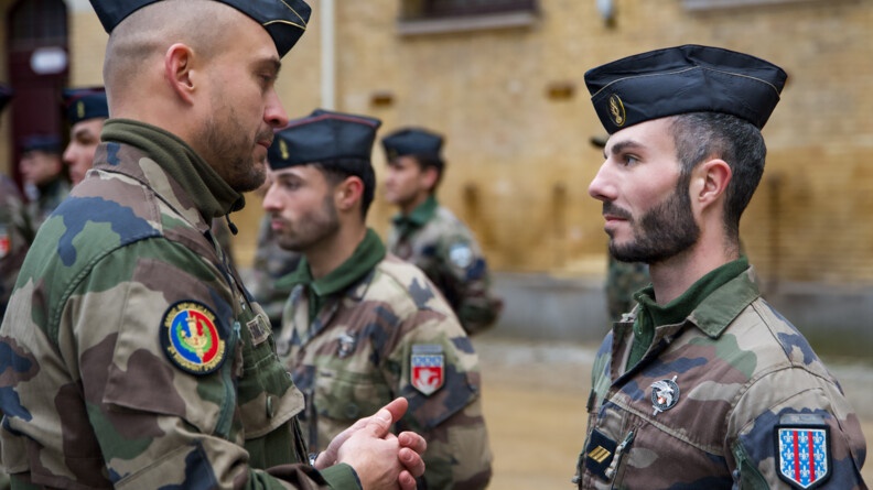 Deux gendarmes en treillis échangent
