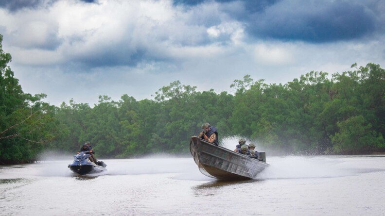 Agrandir l'image Pirogue et jet-ski engagés sur une opération V2F.