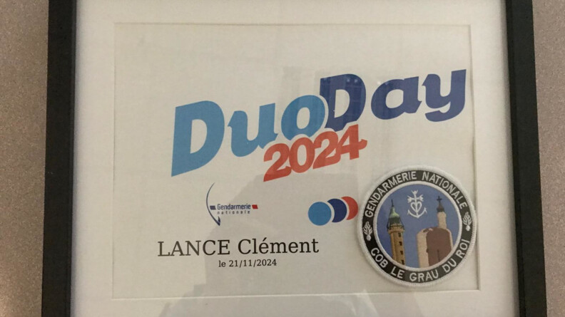 Cadre souvenir du Duoday 2024 de Clément avec la rondache de l'unité