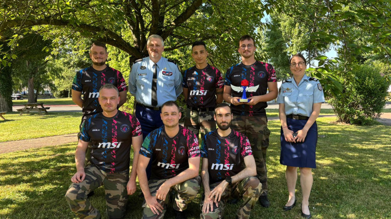 Agrandir l'image Photo de groupe de cinq jeunes avec un général de gendarmerie et une capitaine. Photo prise en extérieur de jour.