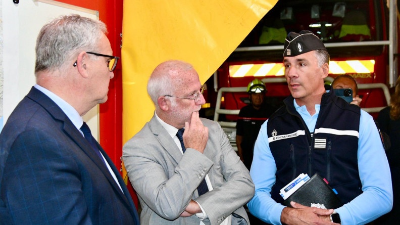 Agrandir l'image Le ministre échangeant avec le commandant de groupement.