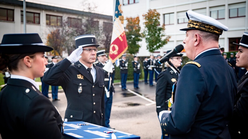 Remise de médaille par le directeur adjoint de la DGA, la direction générale de l'armement à laquelle la GARM est rattachée.