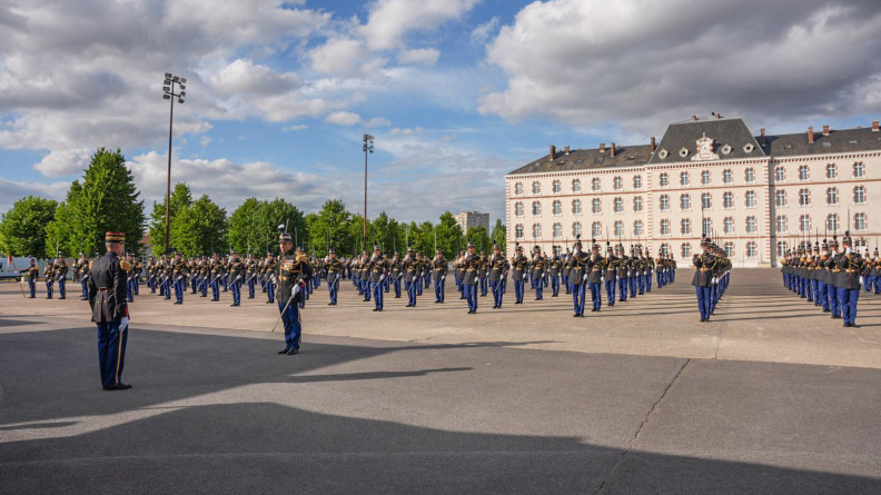 Les promotions rassembl&eacute;es sur la place d'arme de l'AMGN.