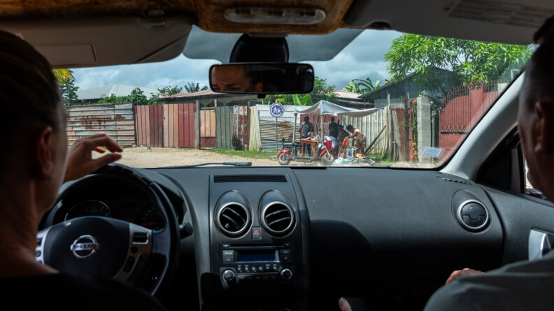 Gendarmes de la SR recherchant des renseignements &agrave; bord d'un v&eacute;hicule.