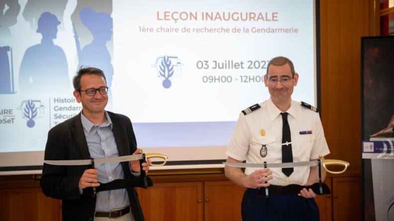 A gauche, Arnaud Houte, professeur à Sorbonne Université, spécialiste d'histoire de la France au XIXe siècle et d'histoire de la gendarmerie nationale, et à droite le commandant Benoît Haberbusch, du CREOGN, au quartier des Célestins, lors de la leçon inaugurale de la chaire de la gendarmerie Histoire Gendarmerie Sécurité & Territoire(s). Ils tiennent chacun un sabre.