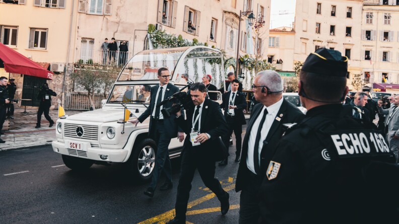 Gendarme mobile de dos sécurisant le passage du pape.