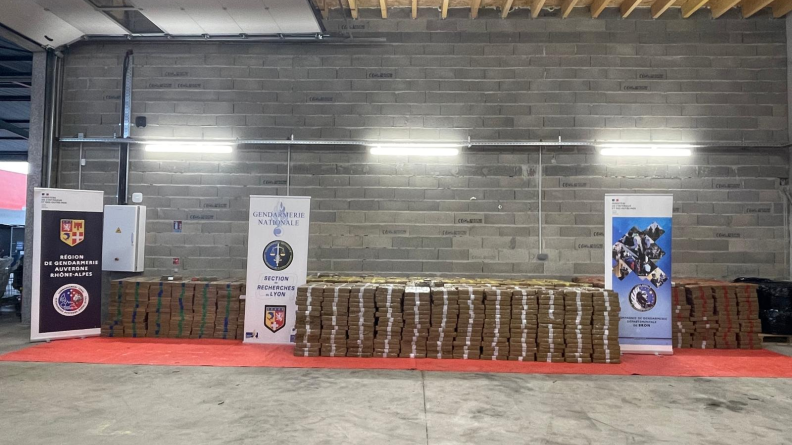 Agrandir l'image Saisies de cannabis dans un hangar